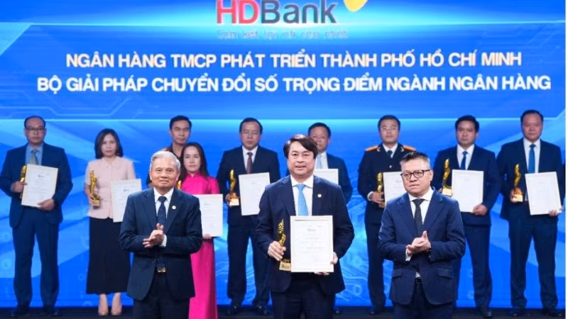 Ông Nguyễn Văn Hảo, Phó Tổng Giám đốc HDBank - đại diện HDBank nhận giải Chuyển đổi số Việt Nam 2025.