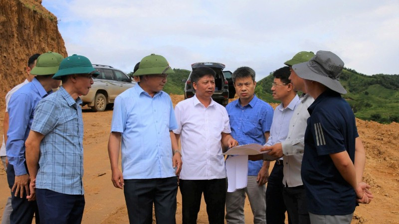 Đồng chí Lê Thành Đô, Chủ tịch Ủy ban nhân dân tỉnh Điện Biên kiểm tra và chỉ đạo xã Mường Luân tập trung thực hiện các dự án thành phần thuộc Chương trình mục tiêu quốc gia phát triển kinh tế-xã hội vùng đồng bào dân tộc thiểu số và miền núi. 