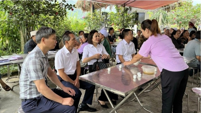 Đoàn cán bộ Bảo Minh đến thăm hỏi và viếng nạn nhân bị thiệt mạng trong vụ tai nạn.