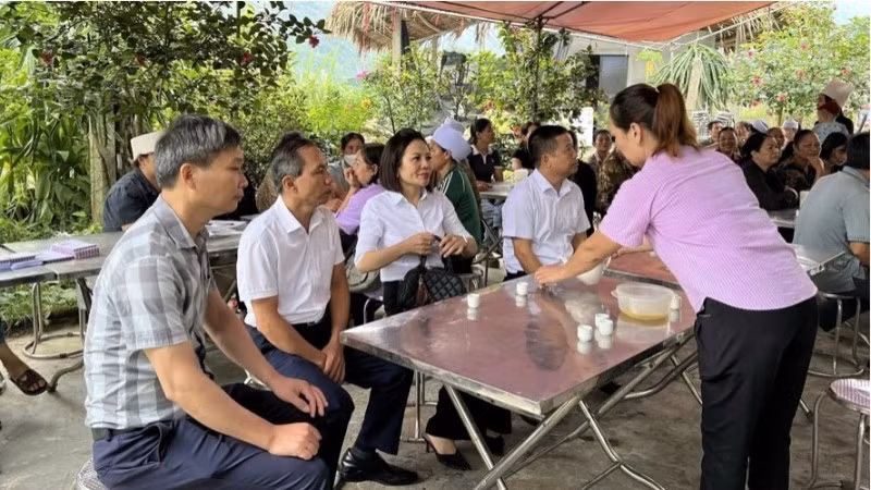 Đoàn cán bộ Bảo Minh đến thăm hỏi và viếng nạn nhân bị thiệt mạng trong vụ tai nạn.