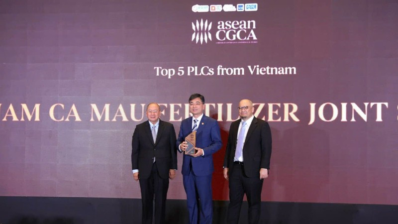 Ông Trần Ngọc Nguyên, Chủ tịch Hội đồng quản trị PVCFC, đại diện PVCFC có mặt trực tiếp nhận giải thưởng vinh danh tốp 5 doanh nghiệp niêm yết tại Việt Nam có điểm số quản trị cao nhất, theo kết quả đánh giá của ASEAN Corporate Governance Scorecard (ACGS) 2024.