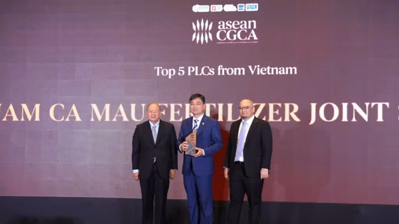 Ông Trần Ngọc Nguyên, Chủ tịch Hội đồng quản trị PVCFC, đại diện PVCFC có mặt trực tiếp nhận giải thưởng vinh danh tốp 5 doanh nghiệp niêm yết tại Việt Nam có điểm số quản trị cao nhất, theo kết quả đánh giá của ASEAN Corporate Governance Scorecard (ACGS) 2024.