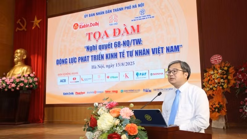 Lãnh đạo Ủy ban nhân dân thành phố Hà Nội phát biểu tại tọa đàm.