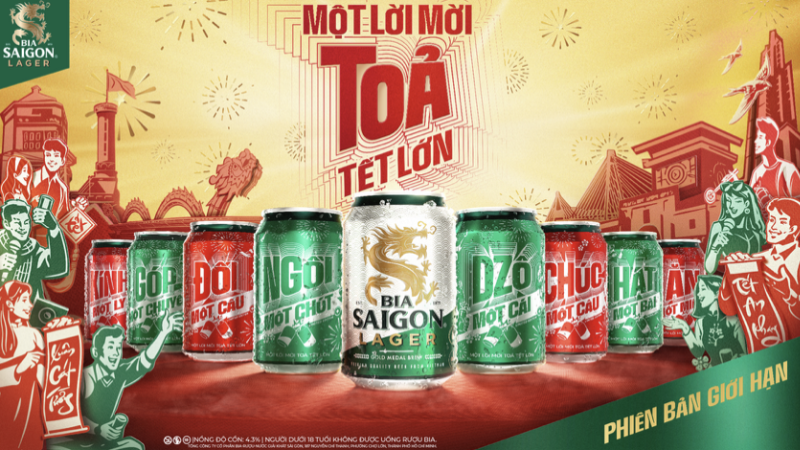Bộ sưu tập giới hạn của Bia Saigon gồm 8 phiên bản lon, đại diện cho 8 cách gửi trao lời mời ngày Tết quen thuộc của người Việt.