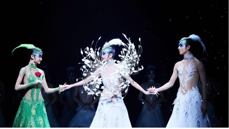 Diễn viên Kiều Nguyệt Vũ (vai Khổng tước mái) - Nghệ sĩ Dương Lệ Bình (Tổng đạo diễn - Giám đốc nghệ thuật - Diễn viên đặc biệt) - Diễn viên Dương Hàm (vai Khổng tước trống). (Ảnh: VIETART) 