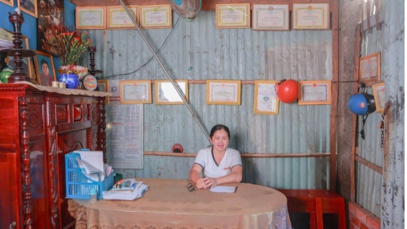 “Góc tự hào” treo đầy bằng khen trong nhà chị Hồng.