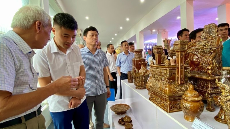 Các nghệ nhân, chuyên gia trao đổi về phương hướng phát triển sản phẩm làng nghề truyền thống. (Ảnh: NGUYÊN TRANG)