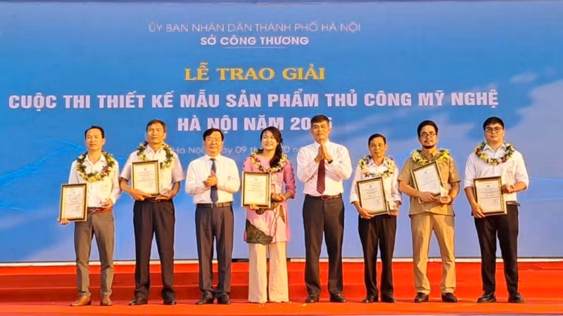 Lãnh đạo Sở Công thương Hà Nội trao giải Nhất cho các tác giả.