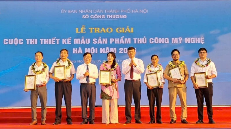 Lãnh đạo Sở Công thương Hà Nội trao giải Nhất cho các tác giả.