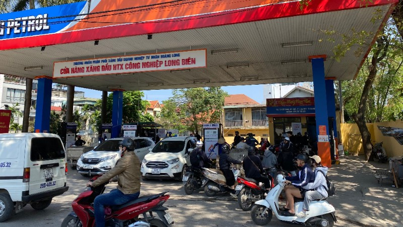 Người dân chờ mua xăng tại cửa hàng xăng dầu HTX Công nghiệp Long Biên.
