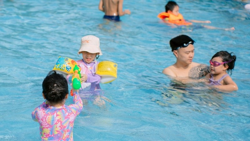 Bơi lội là niềm yêu thích của trẻ em mỗi dịp hè về.