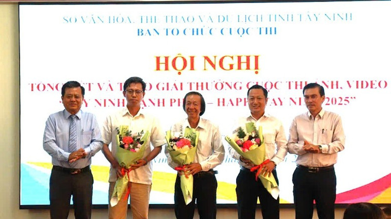 Lãnh đạo Sở Văn hóa, Thể thao và Du lịch tỉnh Tây Ninh trao hoa cảm ơn Ban giám khảo.