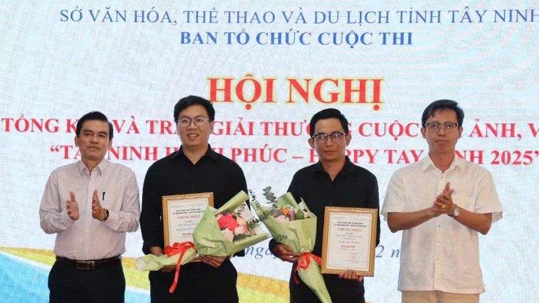 Lãnh đạo Sở Văn hóa, Thể thao và Du lịch, Báo và Phát thanh truyền hình Tây Ninh trao hoa và chứng nhận giải Nhì cho 2 tác giả.