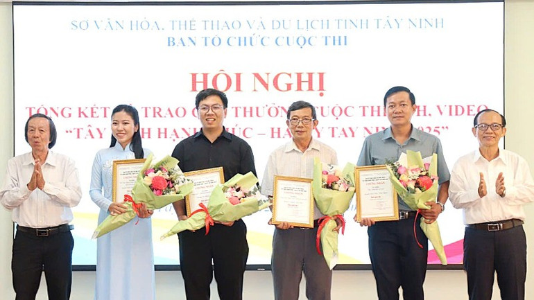 Ban giám khảo trao hoa và chứng nhận cho các tác giả đạt giải Ba.