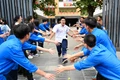 Thí sinh ăn mừng sau khi kết thúc môn thi cuối cùng của kỳ thi tuyển sinh lớp 10 THPT không chuyên tại Hà Nội.