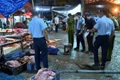 Lực lượng chức năng kiểm tra kiot kinh doanh thịt lợn "bẩn" tại khu vực chợ Phùng Khoang. (Ảnh: Công an thành phố Hà Nội)