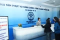 Người dân thực hiện thủ tục hành chính tại Trung tâm Phục vụ hành chính công thành phố Hà Nội.