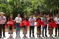 Lãnh đạo Báo Sức khỏe và Đời sống cùng nhà tài trợ, chính quyền địa phương cắt băng khánh thành cầu tràn liên hợp Khe Măng.