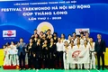 Ban tổ chức trao thưởng các võ sĩ đoạt giải tại lễ bế mạc.