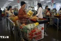 Người dân mua hàng hóa trong siêu thị tại Bình Nhưỡng, Triều Tiên. (Ảnh: AFP/TTXVN)