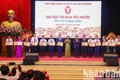 Đồng chí Nguyễn Xuân Thắng, Ủy viên Bộ Chính trị, Giám đốc Học viện Chính trị quốc gia Hồ Chí Minh, Chủ tịch Hội đồng Lý luận Trung ương và đồng chí Võ Thị Ánh Xuân, Ủy viên Trung ương Đảng, Phó Chủ tịch nước, Phó Chủ tịch thứ nhất Hội đồng Thi đua - Khen thưởng Trung ương tặng bằng khen biểu dương, tôn vinh các cá nhân điển hình tiên tiến. (Ảnh: DUY LINH)