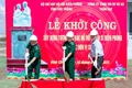 Các đại biểu động thổ khởi công xây dựng Tượng đài “Bác Hồ với chiến sĩ Biên phòng”.