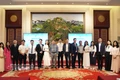 Ban Chấp hành Hội lưu học sinh Việt Nam tại Bắc Kinh nhiệm kỳ 2025-2027 chụp ảnh lưu niệm với đại diện lãnh đạo Đại sứ quán.