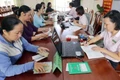 Người dân giao dịch tại Điểm giao dịch của Ngân hàng Chính sách xã hội An Giang.