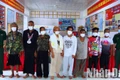 Cán bộ, chiến sĩ Đồn Biên phòng Khánh Hội (thuộc Bộ đội Biên phòng Cà Mau) tiếp nhận 8 ngư dân và thuyền viên người nước ngoài gặp nạn. (Ảnh: HOÀNG TÁ - Bộ đội Biên phòng Cà Mau)