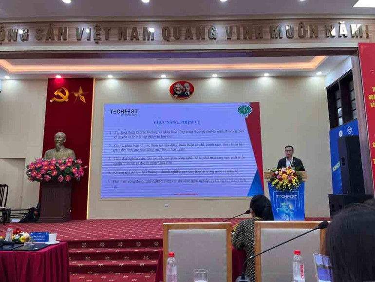 Dr. Do Nguyen Hung, chef för Edtech-gemenskapen vid National Techfest och biträdande generalsekreterare för Vietnam Automation Association, presenterade ett föredrag vid konferensen. 2.jpg