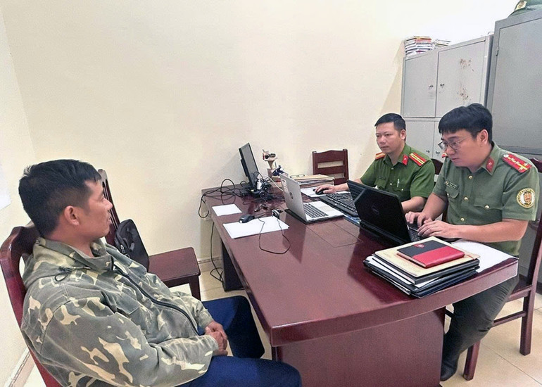 টুয়েন কোয়াং প্রাদেশিক পুলিশ জনগণের কাছে প্রচারণা চালাচ্ছে, সাইবারস্পেসে জালিয়াতি দ্রুত প্রতিরোধ করছে। ছবি: থাং চুং anh-1.jpg