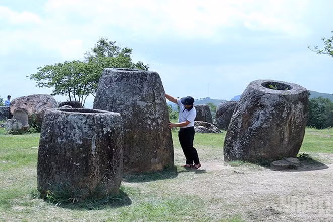 Khách du lịch khám phá Cánh đồng Chum tại tỉnh Xiengkhouang của Lào - địa danh được UNESCO công nhận là Di sản văn hóa thế giới. (Ảnh: TRỊNH DŨNG)