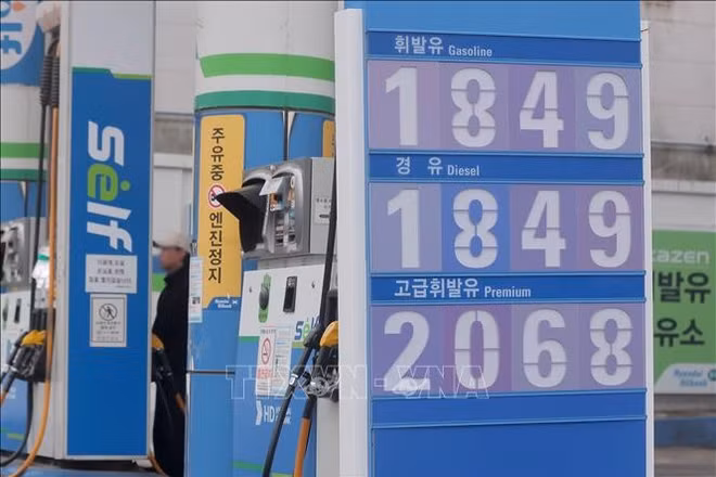 Giá xăng dầu được niêm yết tại một trạm xăng ở Seoul, Hàn Quốc ngày 15/3/2026. (Ảnh: TTXVN)