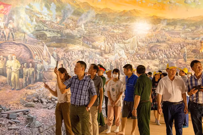 Du khách tham quan Bảo tàng Chiến thắng lịch sử Điện Biên Phủ.