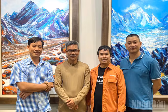 "Màu thời gian" là cuộc hội ngộ của 4 họa sĩ: Nguyễn Minh Chính, Nguyễn Minh Hải, Hà Huy Hiệp và Nguyễn Lương Huyên. (Ảnh: CHIÊU ANH)