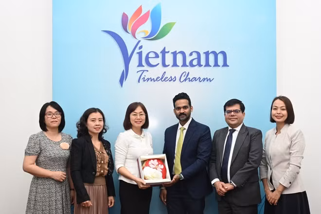 Phó Cục trưởng Du lịch Quốc gia Việt Nam Nguyễn Thị Hoa Mai tặng quà lưu niệm đoàn công tác của Công ty VFS Global. (Ảnh: TITC)