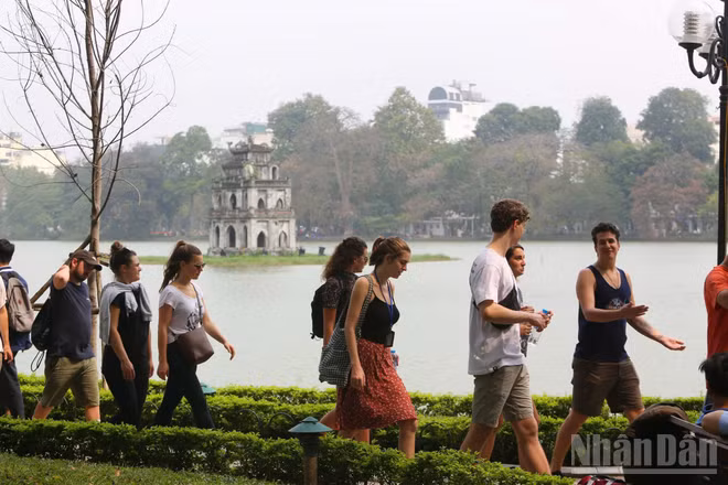 Tết Dương lịch và Tết Nguyên đán là giai đoạn cao điểm của ngành du lịch, thu hút nhiều du khách trong và ngoài nước. (Ảnh: THÀNH ĐẠT)