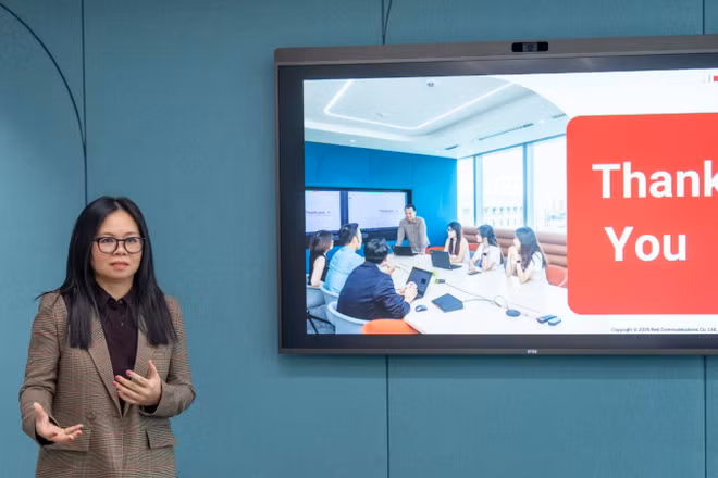 Giám đốc Điều hành Red Communications Sue Le chia sẻ tại buổi đào tạo của Red Academy.