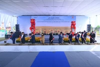 Các đại biểu thực hiện nghi thức khởi công dự án