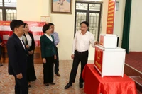 Đoàn kiểm tra của tỉnh Hưng Yên kiểm tra công tác bầu cử tại phường Mỹ Hào.