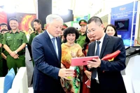 Phó Thủ tướng Nguyễn Hòa Bình trải nghiệm công nghệ truy xuất nguồn gốc sản phẩm sữa tươi TH true MILK