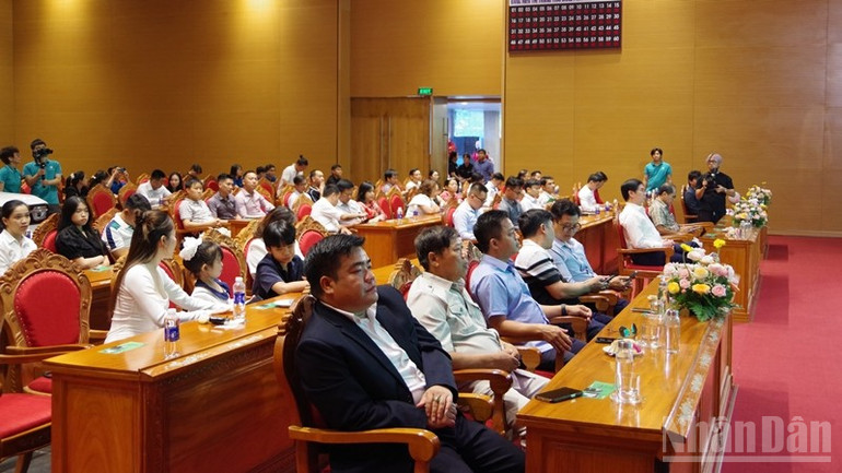 Buổi lễ ra mắt có sự tham dự của đông đảo đại biểu là doanh nhân, nhà quản lý. ndo_br_imgp0458.jpg
