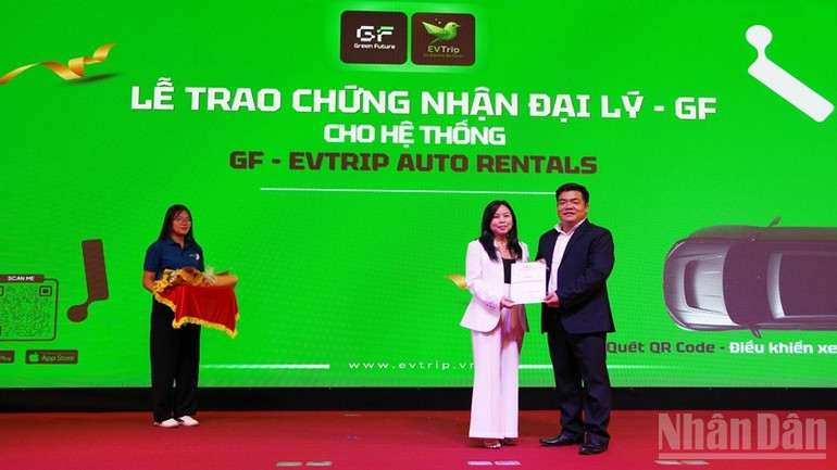 Trao chứng nhận đại lý chính thức của Green Future (GF) cho hệ thống EVTRIP. ndo_br_imgp0476.jpg