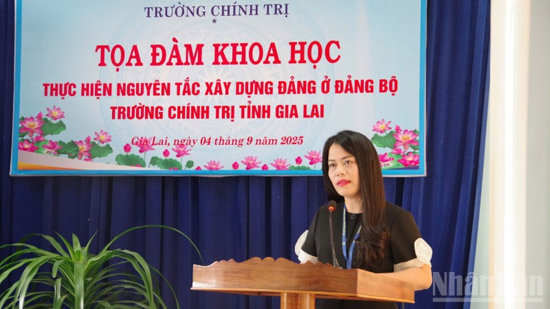 Thạc sĩ Lê Thị Tình, Phó Trưởng khoa Xây dựng Đảng phát biểu tham luận tại tọa đàm. ndo_br_z6976142725507-aeeebbc3b719920dd4bd440917c0583b-2820.jpg