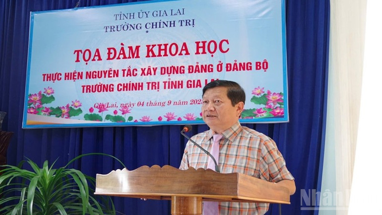 Thạc sĩ Ngô Khắc Ngọc, Bí thư Đảng ủy, Hiệu trưởng Trường Chính trị tỉnh Gia Lai phát biểu tại tọa đàm. ndo_br_z6976142686965-8357d40a5390d4f7e1b20ff892e8a060-8782.jpg