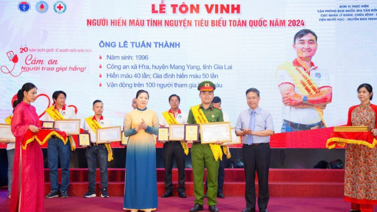 Đồng chí Lê Tuấn Thành đã có nhiều cống hiến cho cộng đồng. z6889013284261-8d995c7b79d6d6b9e82b21abb02d447c-2976.jpg