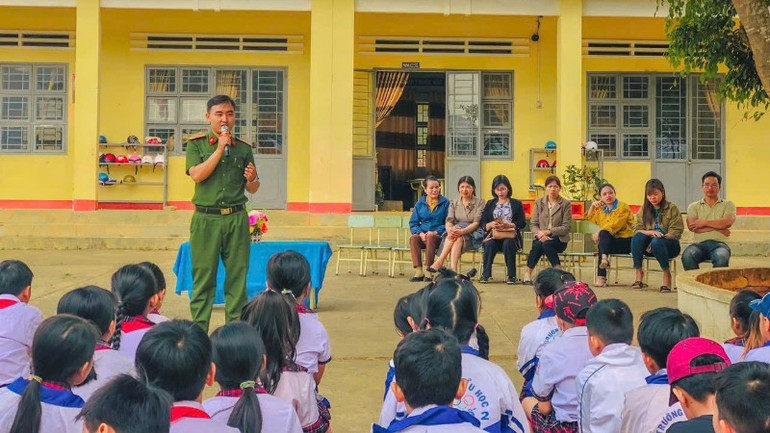 Đồng chí Lê Tuấn Thành sáng lập dự án “Tủ sách thắp sáng đạo đức” nhằm lan tỏa văn hóa đọc cho các em học sinh. z6889012721118-6b4aae703b70f3cd8d897bf62f194612-2965.jpg