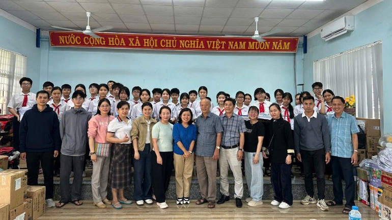 ইউনিভার্সিটি মেডিকেল সেন্টার - হোয়াং আন গিয়া লাই হাসপাতালের কর্মীরা নোন বিন প্রাথমিক ও মাধ্যমিক বিদ্যালয়ের শিক্ষার্থীদের উপহার প্রদান করেন। z7312619039612-3c4cb6f1d95566087dc59af975e42575-1406.jpg