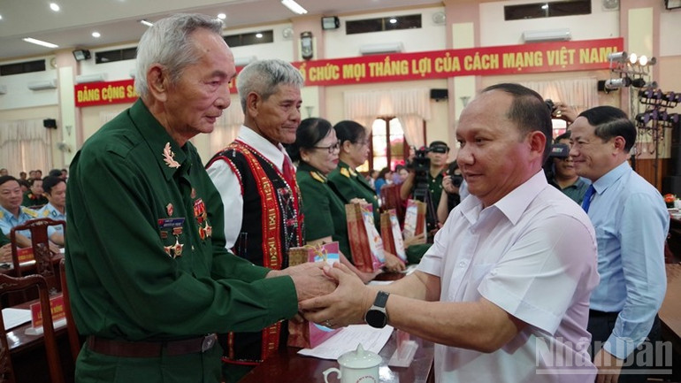 Lãnh đạo tỉnh Gia Lai tặng quà tri ân các Mẹ Việt Nam Anh hùng, các Anh hùng Lực lượng vũ trang. ndo_br_imgp0298.jpg