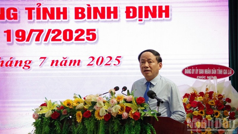 Chủ tịch Ủy ban nhân dân tỉnh Gia Lai Phạm Anh Tuấn phát biểu tại buổi gặp mặt. ndo_br_imgp0307.jpg